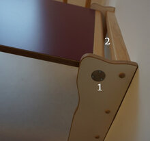 Klapptisch mit Markierung von Spalt und Drehpunkt als Fingerklemmstellen