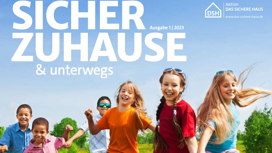Das Cover des Magazins Sicher zuhause zeigt freudig spielende Kinder
